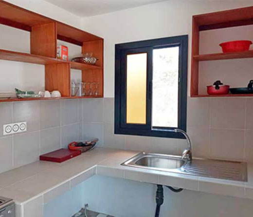 Espace cuisine fonctionnel et pratique&nbsp; maison à louer dans jardin exotique à cap skirring