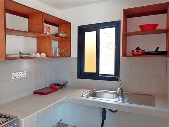 Espace cuisine fonctionnel et pratique&nbsp; maison à louer dans jardin exotique à cap skirring